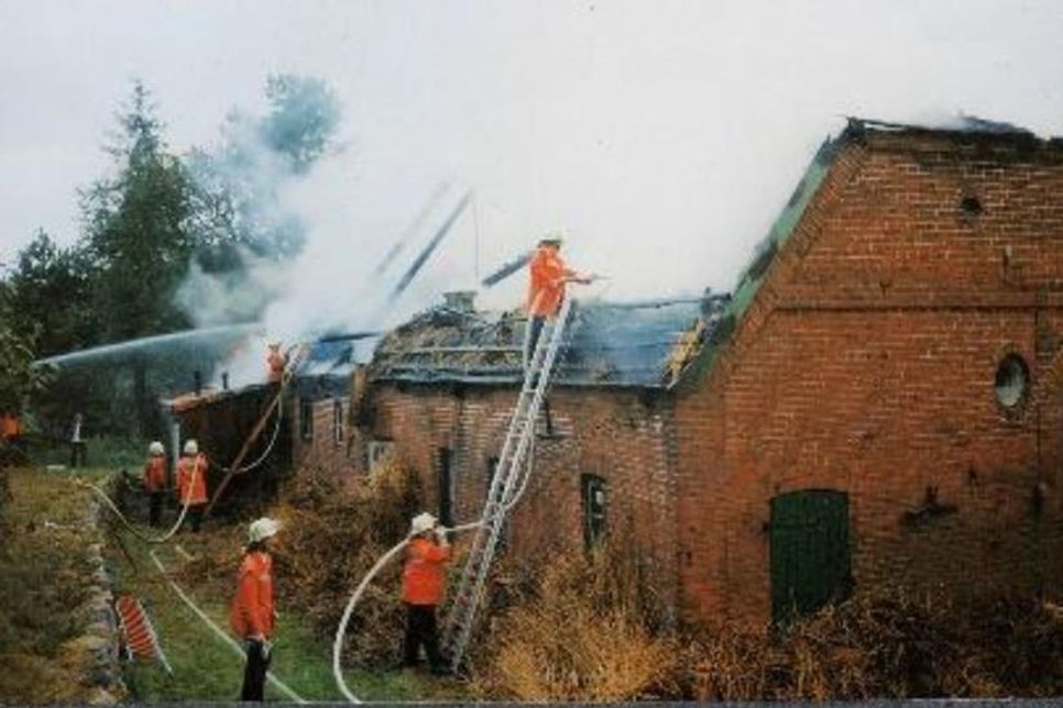Ein verheerender Brand wütete im Sommer 1995. Dank des Einsatzes der Feuerwehr konnte so viel Bausubstanz erhalten werden, dass das Haus erneut aufgebaut werden konnte.