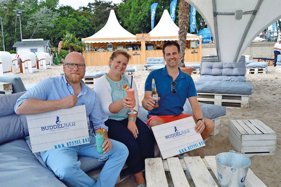 Prost! Auf einen erfolgreichen Sommer: Janina Schütze, Eventmanagerin der TSNT GmbH, mit dem Betreiberduo Jan Schumann (r.) und Christian Fitz. (Foto: Setje-Eilers)