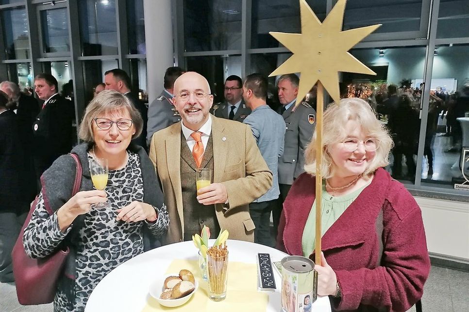 Stefanie Mevenkamp (re.) kam gut begleitet, wenn auch ohne Sternsinger.