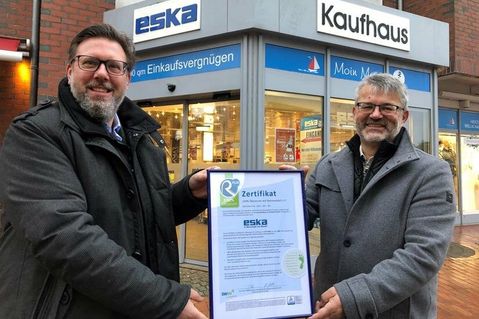 Ein Zertifikat für Nachhaltigkeit: eska-Geschäftsführer Jürgen Mohr (re.) mit Stadtwerke-Vertriebsleiter Dirk Heckmann.