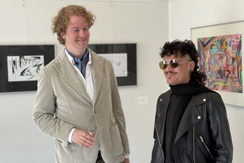 Frédéric Bertheau (lks.) und Alejandro Zepeda bei der Eröffnung ihrer gemeinsamen Ausstellung in der Stadtbücherei.