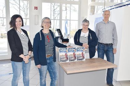 Die drei neuen Mitarbeiterinnen der neuen Tourist-Info in der Trinkkurhalle, Anna Drozdz (von links), Sabine Krüger und Rika Bredenhorst, mit Swen Westphal, Leiter Service TSNT GmbH..