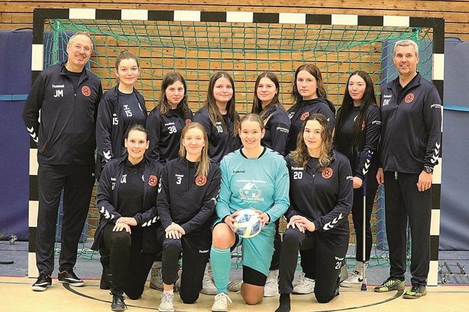 Das BSG-Frauenfußballteam mit den beiden Trainern Daniel Knoll (rechts) und Jörn Munkelt (links) bei den Futsal-Hallenkreismeisterschaften.