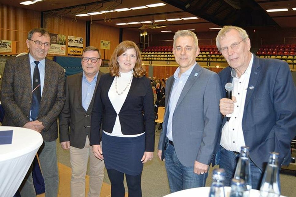 Gruppenfoto vor dem Schlagabtausch (v.l.): Bürgervorsteher Manfred Beckmann, die Kandidaten Lars Dietrich, Julia Samtleben und Tim Troike mit Moderator Carsten Kock.