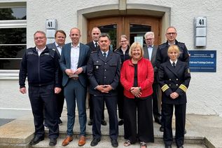 MdB Bettina Hagedorn (2. v. re.) und Dennis Rohde (3. v. lks.) als Parlamentarischer Staatssekretär haben das Maritime Schulungs- und Trainingszentrum der Bundespolizei in Neustadt besucht.