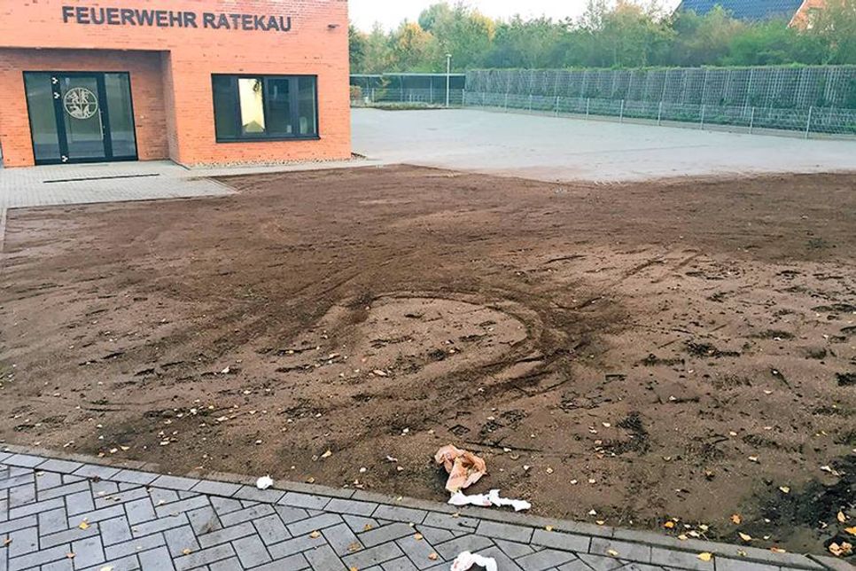 Spuren der Verwüstung: Die frische Rasenfläche vor dem neuen Feuerwehrhaus am Montagmorgen. (Fotos: Feuerwehr Ratekau)