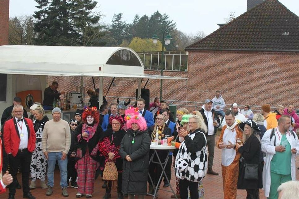 Viele Karnevalisten läuteten den 74. Karneval am Lachsbach ein.