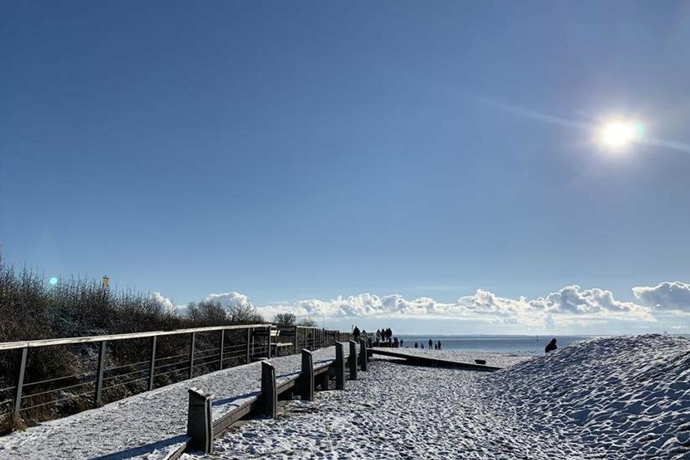 Glasklare Luft und nahezu einsame Strände - so schön kann die Ostsee im Winter sein.