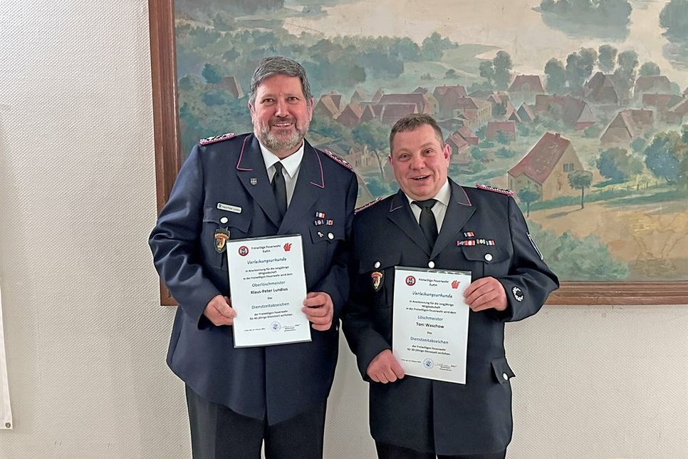 Klaus-Peter Lundius und Toni Waschow (re.) wurden für langjährige Mitgliedschaft geehrt.