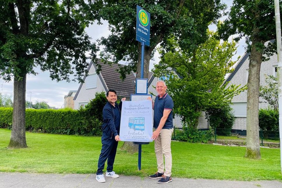 Thuan Nguyen und Manfred Wohnrade (v. lks.) freuen sich auf den Sonnen-Shuttle.