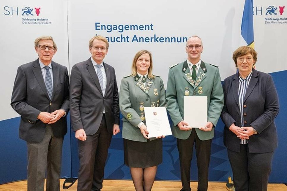 Niko und Sabine Schramme nehmen die Auszeichnungen von Ministerpräsident Daniel Günther, Sportministerin Sabine Sütterlin-Waack und Hans-Jakob Tiessen (l.), Präsident des Landessportverbandes, entgegen.