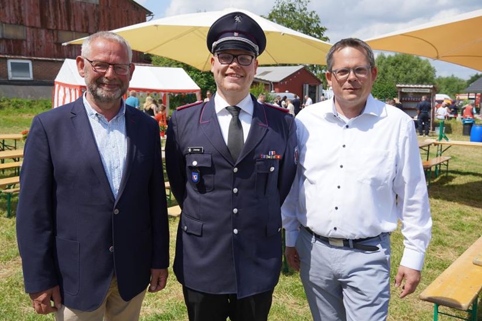 Ortswehrführer Lasse Hennings (Mitte) nahm die Jubiläums-Gratulation von Bürghervorsteher Matthias Dammer (lks.) und Bürgermeister Sebastian Rieke entgegen.