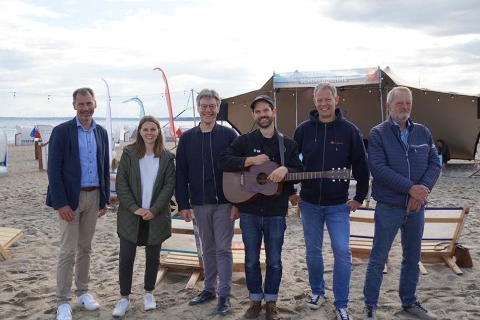 V. lks.: Volker Schinkewitz (Sparkasse Holstein), Lisa Jöhnk (Autorin), André Rosinski (TALB), John Steam jr. (Musiker), Frans Ijben (TALB) und Heinrich Holtfester (Bürgervorsteher) eröffneten die Sommerbühne.