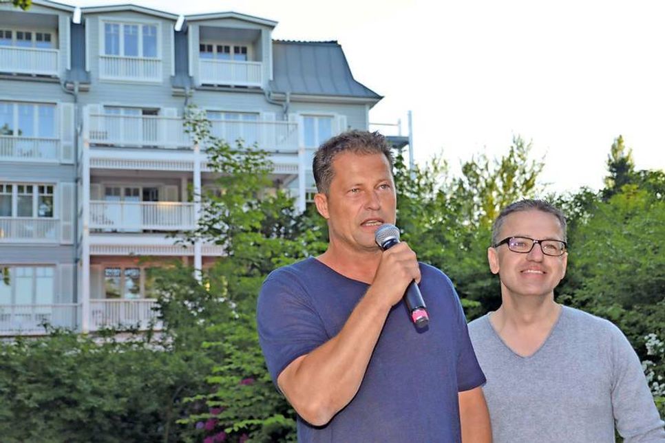 Filmemacher Til Schweiger und Geschäftsführer Mirko Stemmler bei der Begrüßung der zahlreichen Gäste vor dem aufwendig sanierten Hotel. (Foto: René Kleinschmidt)