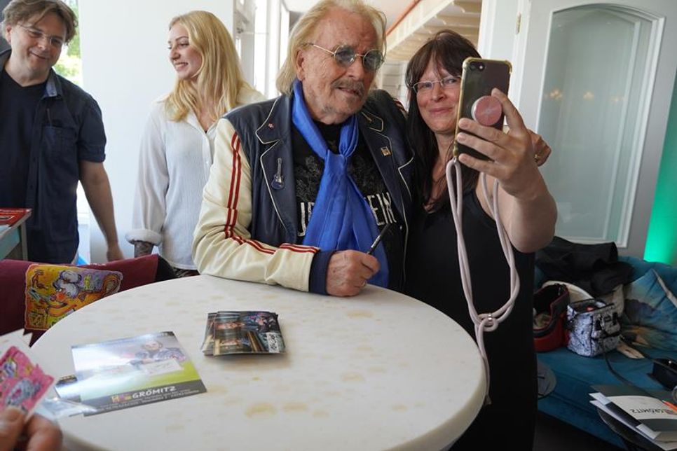 Frank Zander war am Samstag persönlich vor Ort und erfüllte seinen Fans nahezu alle Wünsche, egal ob Selfie, Autogramm oder kurzer Plausch.