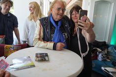 Frank Zander war am Samstag persönlich vor Ort und erfüllte seinen Fans nahezu alle Wünsche, egal ob Selfie, Autogramm oder kurzer Plausch.